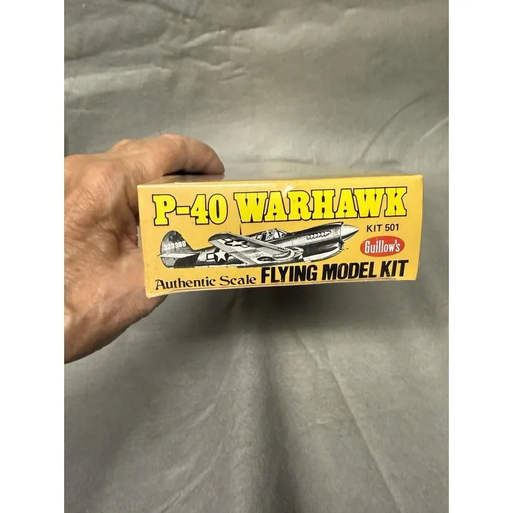 VINTAGE GUILLOW'S FLYING MODEL KIT CURTISS P-40 WARHAWK 